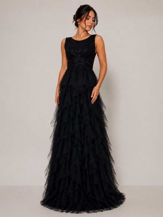 VESTIDO NEGRO CON ENCAJES Y VOLADOS