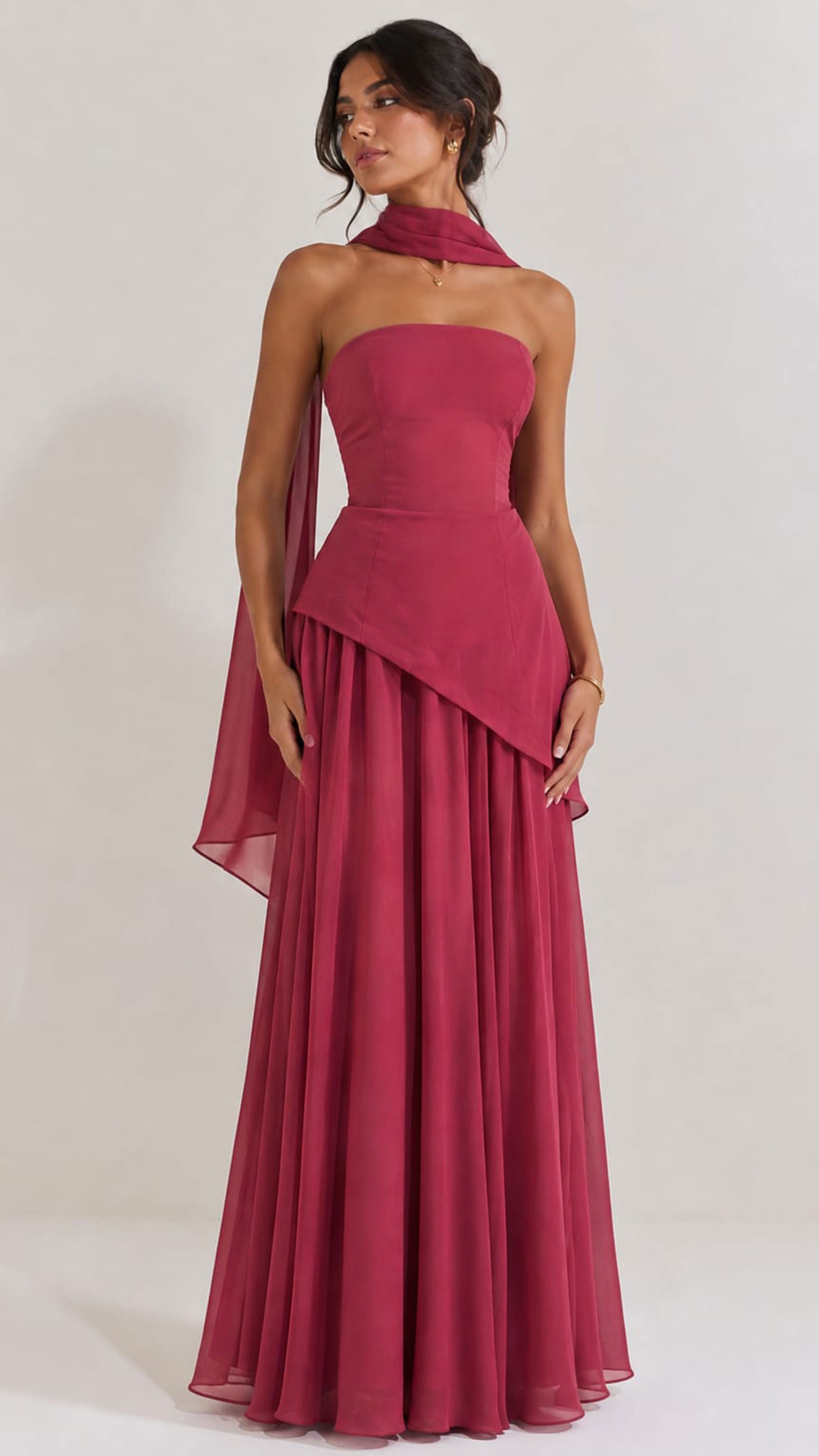 VESTIDO FUCSIA OSCURO ESTRAPLES CON CHAL