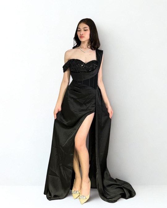 VESTIDO NEGRO CON BARILLA Y BRILLO ARRIBA