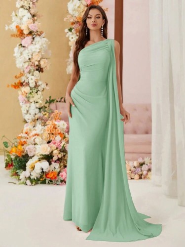 vestido verde menta asimetrico y con capa