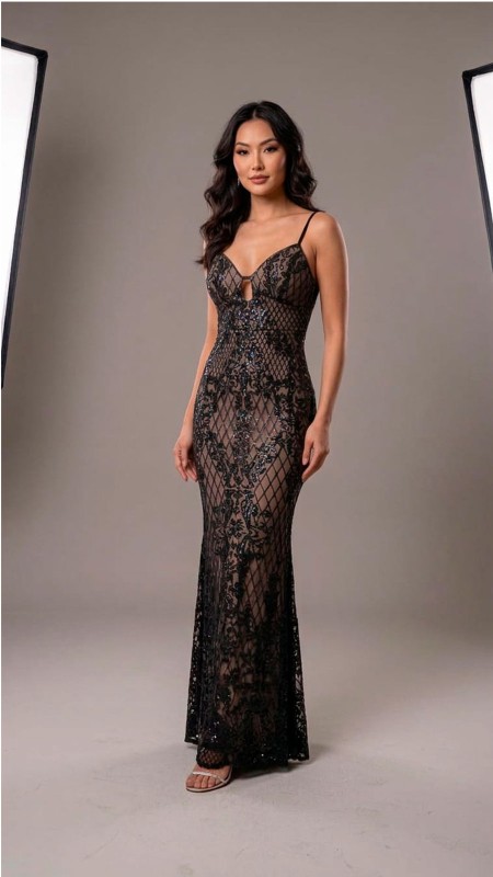 VESTIDO COLOR NEGRO CON TRANASPARENCIAS NUDE ENTALLADO