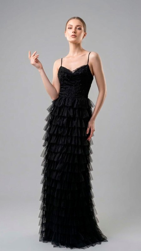 VESTIDO NEGRO CON VOLADOS Y ESCOTE EN LA PIERNA