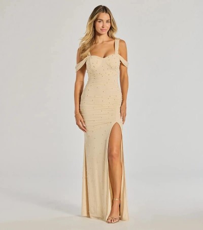 VESTIDO BEIGE CON PERLAS Y MANGAS CAIDAS