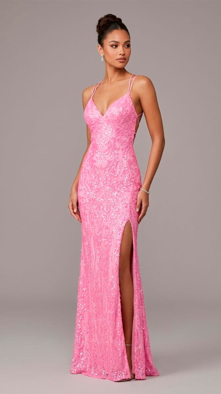 VESTIDO COLOR ROSADO INTENSO ADORNADO CON LENTEJUELASY ESCOTE EN V