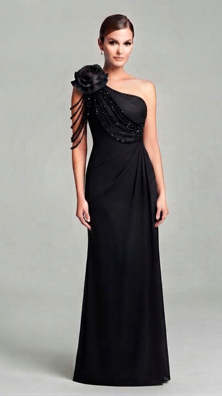 VESTIDO COLOR NEGRO ASIMETRICO CON CAIDA DE PERLAS EN EL HOMBRO