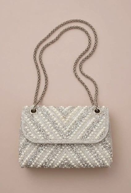 cartera de perlas blancas y cadena