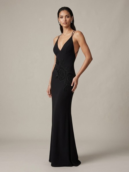 VESTIO NEGRO CON UNA FLOR DE PERLAS