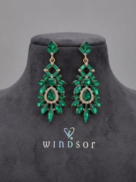 ARETES  LARGOS DECORADO CON PIEDRAS BRILLANTES COLOR VERDE ESMERALDA