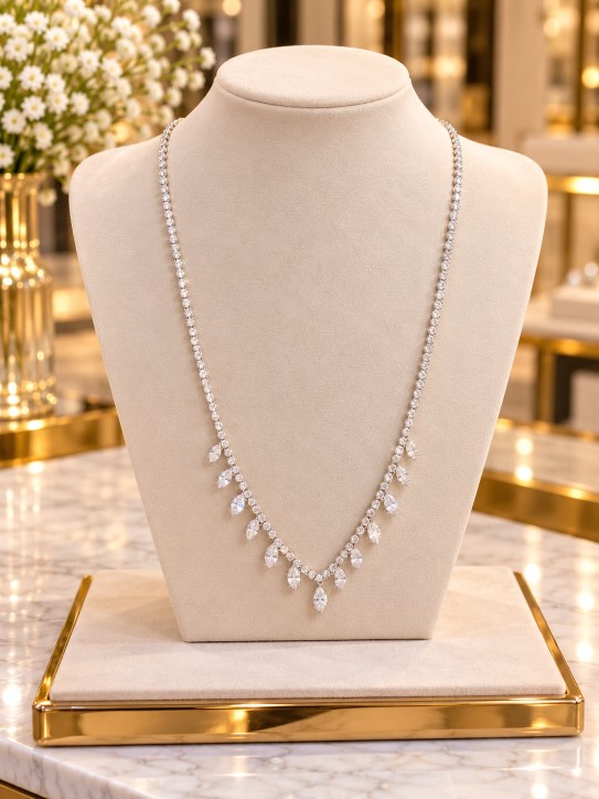 COLLAR PLATEADO EN FORMA DE GOTAS