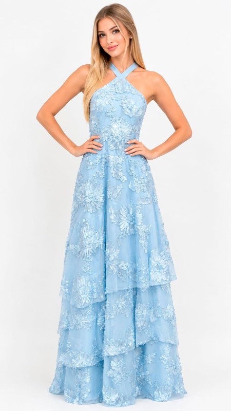 VESTIDO COLOR CELESTE CON DETALLES FLORALES EN RELIEVE PRESENTA UN CUELLO HALTER
